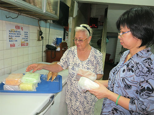 Bà Võ Thị Hai học làm kem từ khi về nhà chồng và cùng các con giữ nghề đến nay
