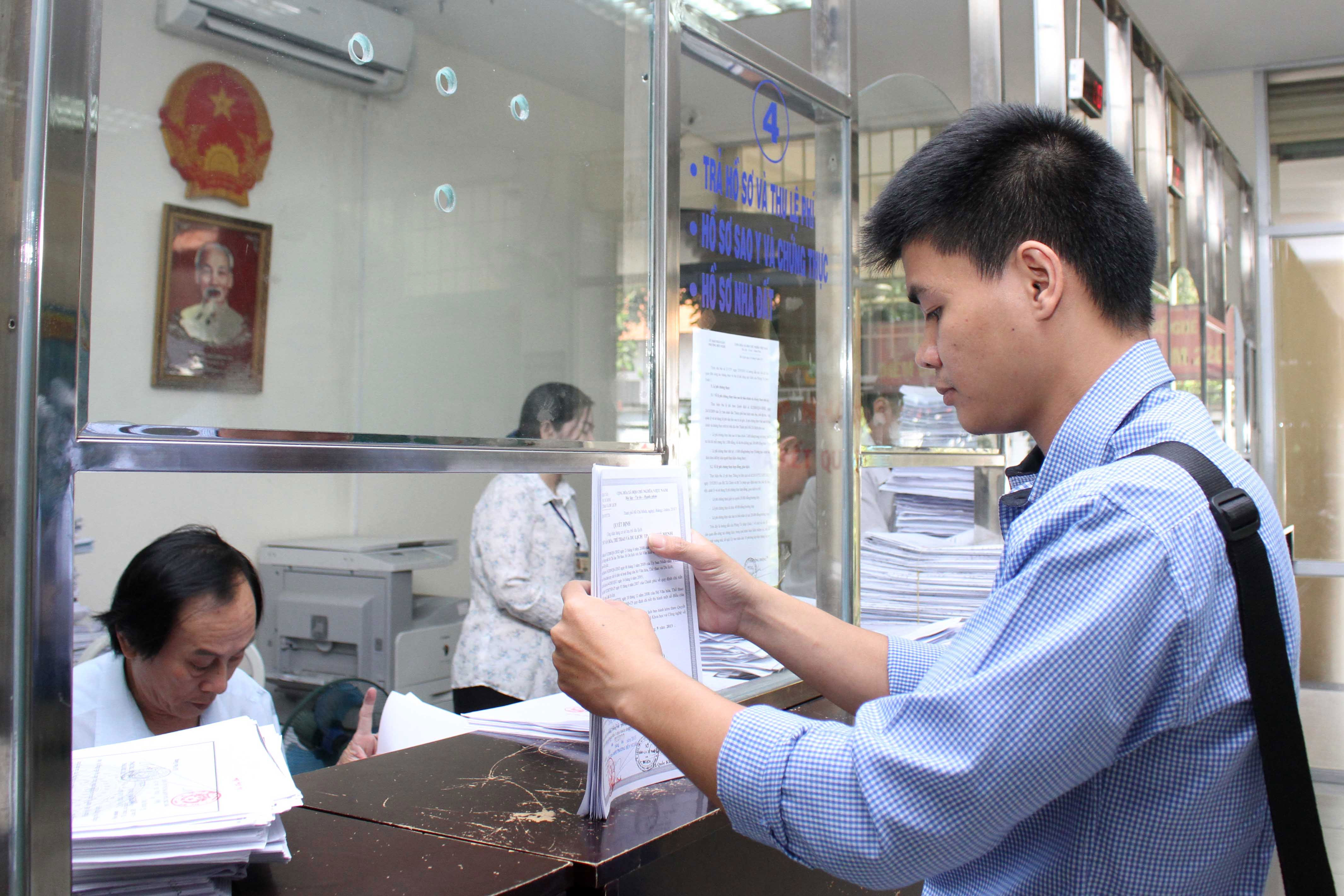 Quận 1 là địa phương có nhiều cải cách hành chính ở TP HCM. Trong ảnh: Làm thủ tục hành chính tại UBND phường Bến Nghé, quận 1 Ảnh: HOÀNG TRIỀU