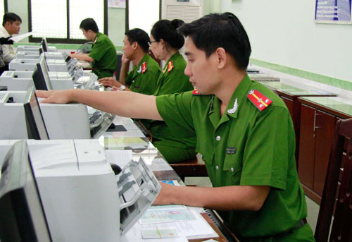 C&aacute;n bộ Ph&ograve;ng Cảnh s&aacute;t quản l&yacute; h&agrave;nh ch&iacute;nh về trật tự x&atilde; hội C&ocirc;ng an TP HCM trong giờ l&agrave;m việc Ảnh Ho&agrave;ng Triều
