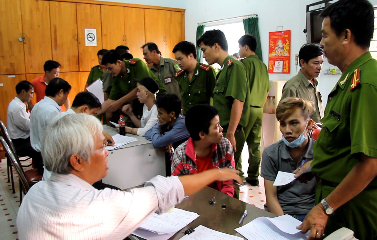 Người nghiện lang thang bị thu gom đưa về cơ sở Bình Triệu, TP HCM Ảnh: HOÀNG TRIỀU