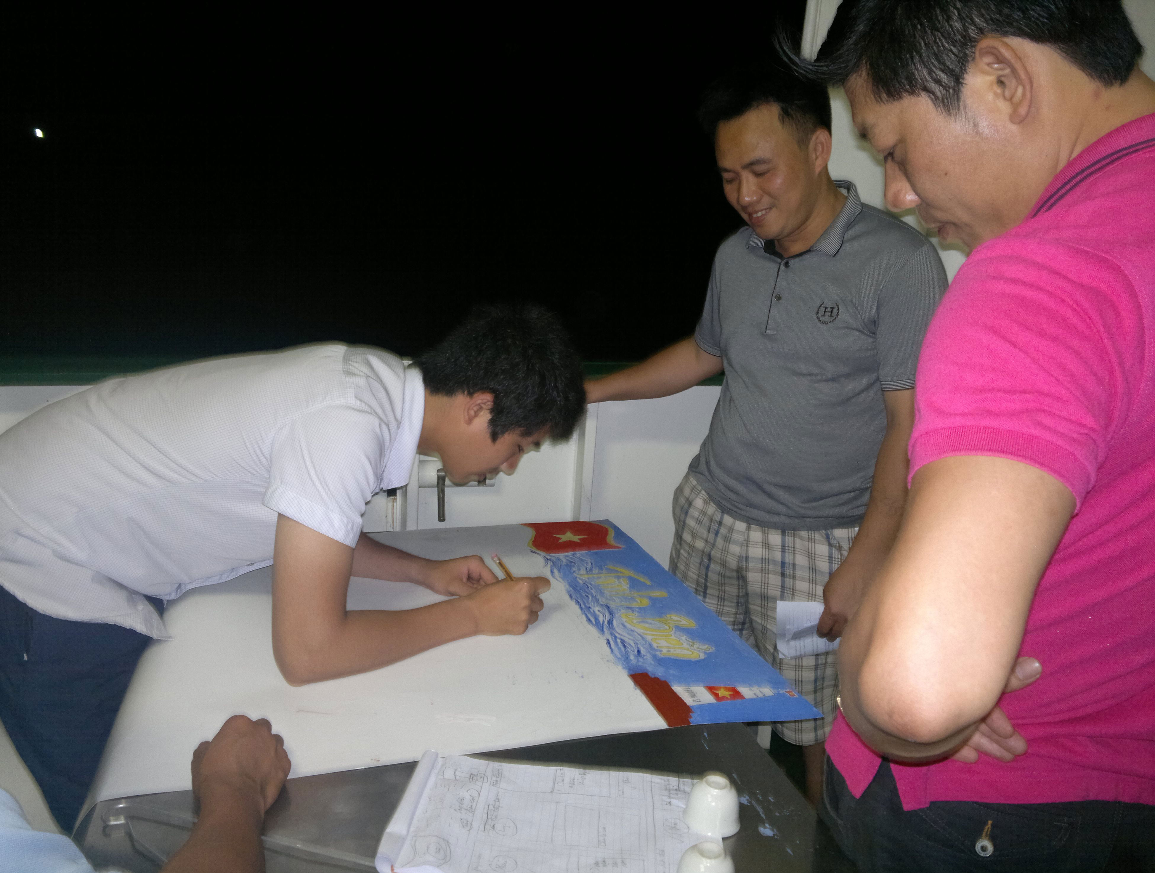 Trắng đêm miệt mài với báo tường tặng quân dân Trường Sa