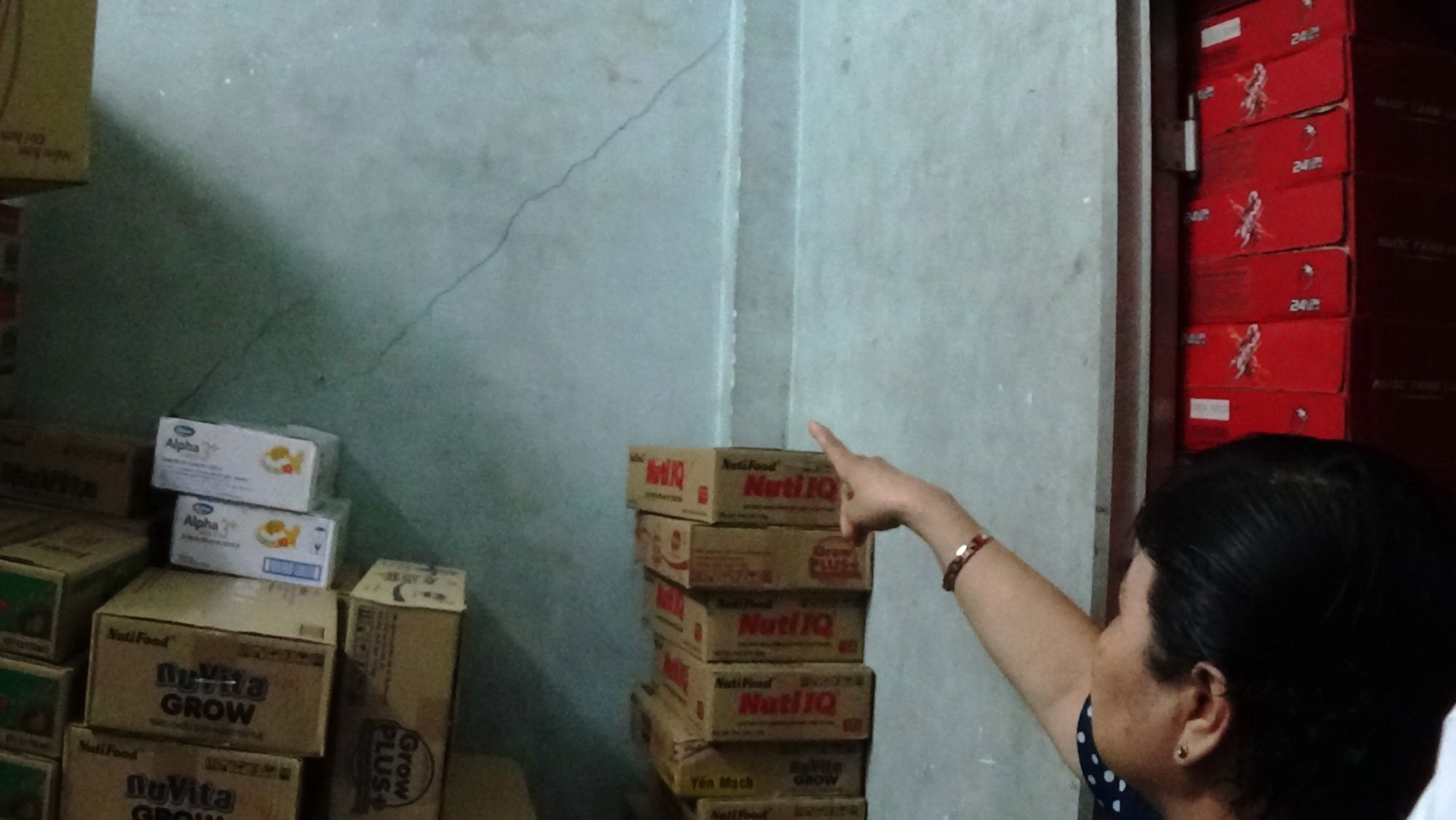 Tường nh&agrave; b&agrave; Cao Thị Dung bị nứt v&igrave; rung chấn khi xe tải qua gờ giảm tốc 
Ảnh: L&Ecirc; PHONG