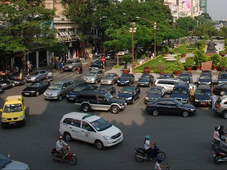 Tăng phí ô tô, có giảm ùn tắc?
