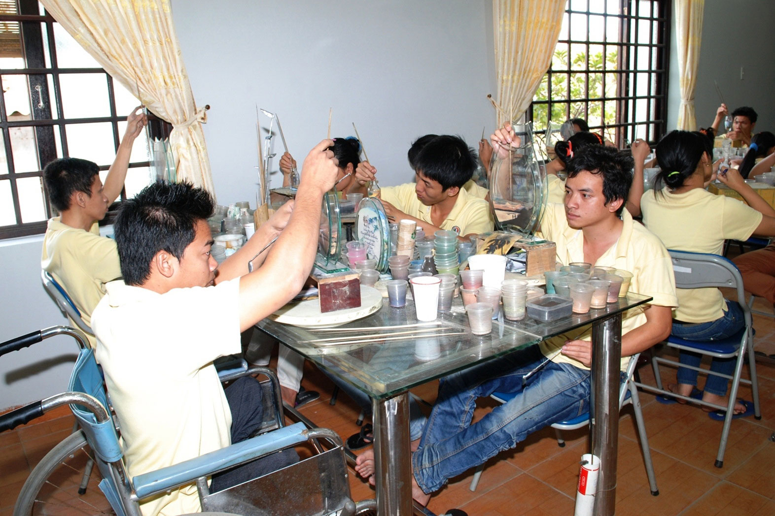 Các học viên đang sáng tác tranh cát Ảnh: NGUYÊN VŨ