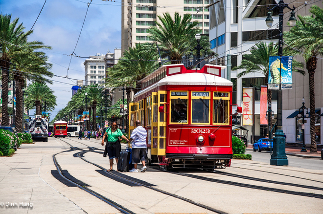 T&agrave;u điện tr&ecirc;n đường Canal, New Orleans.