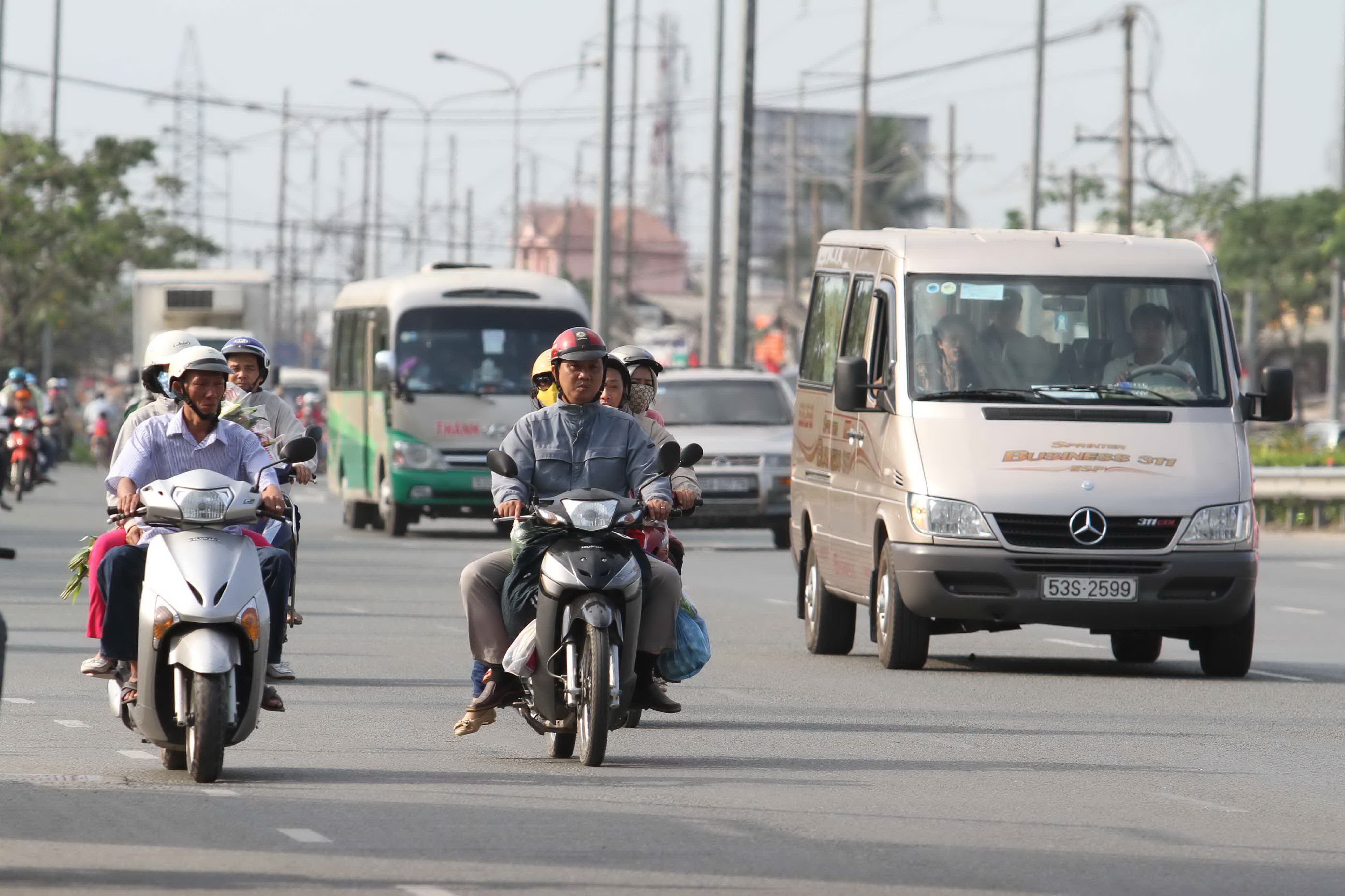 Đề xuất tịch thu xe vi phạm đang gặp phải nhiều &yacute; kiến tr&aacute;i chiều Ảnh: HO&Agrave;NG TRIỀU
