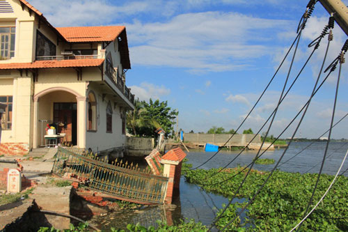 Đoạn sạt lở rộng khoảng 2.000 m2 với nhiều tài sản bị nhấn chìm