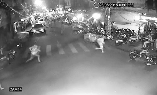 H&igrave;nh ảnh vụ cướp giật v&agrave;o cuối th&aacute;ng 6-2015 được camera ghi lại
