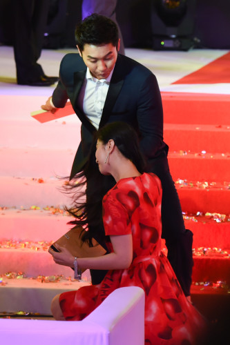 Và ngã khuỵu