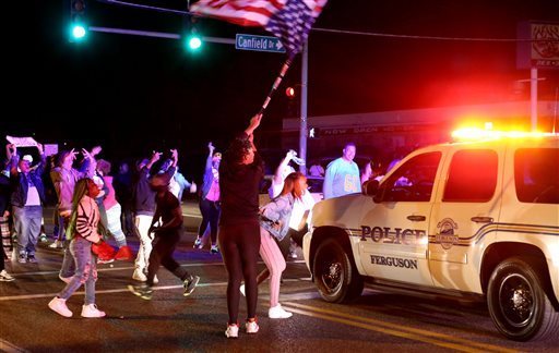 Những người biểu tình chặn đường ở TP Ferguson. Ảnh: AP