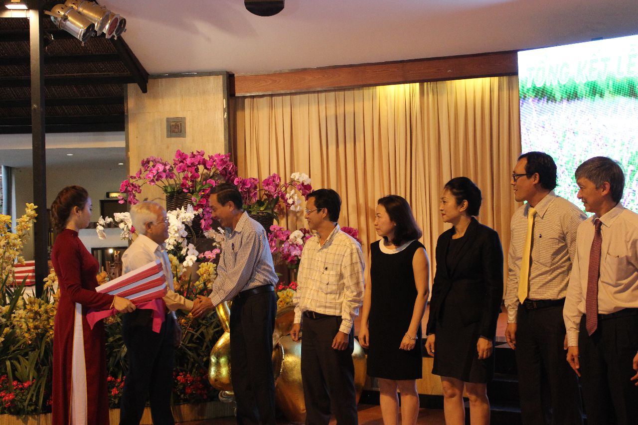 Ông Lê Hoàng Quân – Chủ tịch UBND TP HCM - Trao tặng kỷ niệm chương của UBNDTPHCM cho 12 đơn vị tham gia thực hiện đường hoa Tết Ất Mùi.