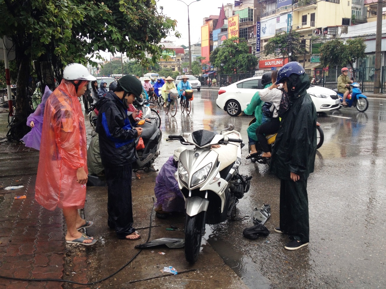 B&ecirc;n ngoài đ&acirc;̀u đường Giải Phóng nhi&ecirc;̀u thợ sửa xe máy &ldquo;lợi dụng&rdquo; thời cơ đ&ecirc;̉ hành ngh&ecirc;̀