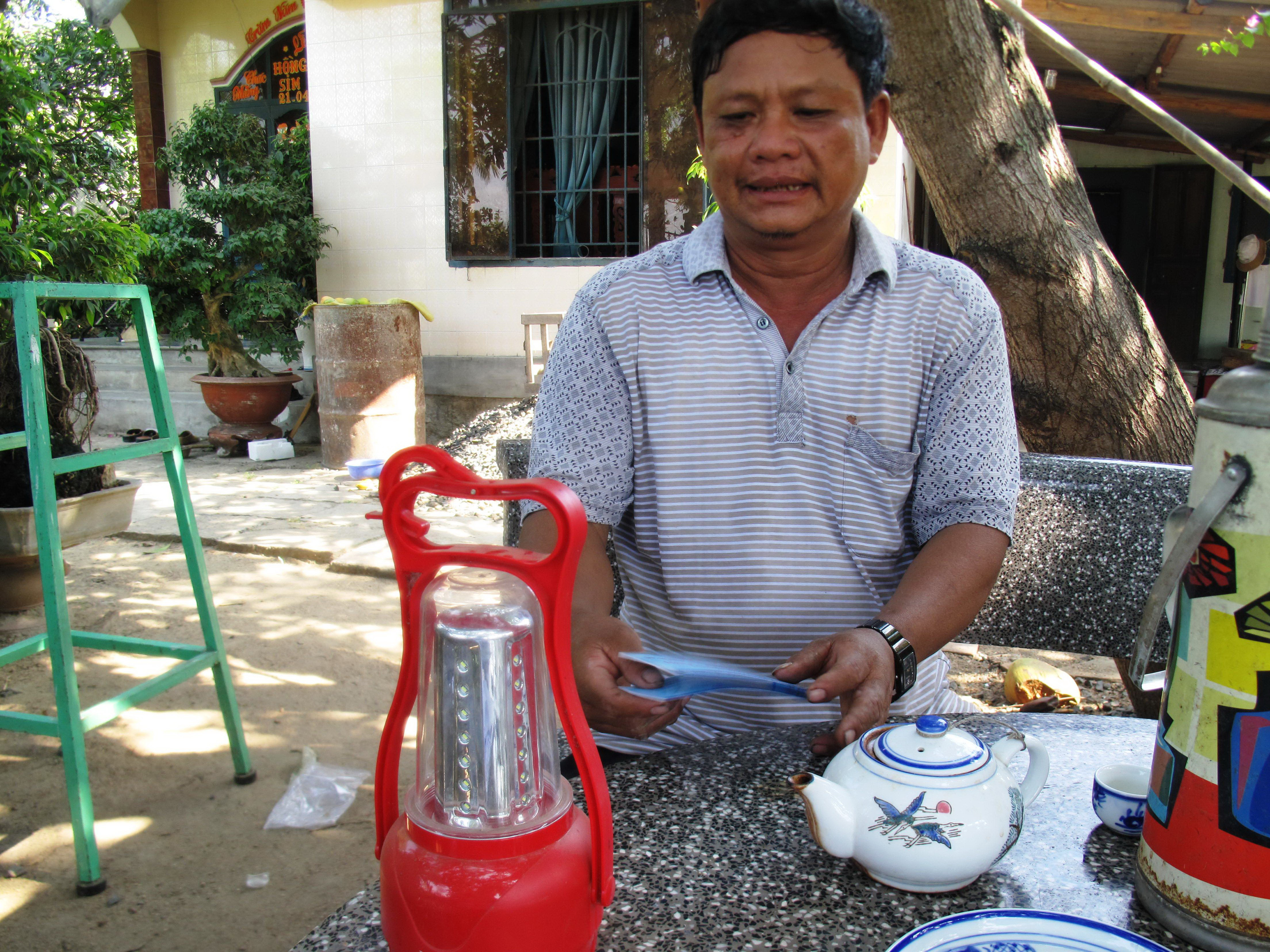 Ông Trần Văn Dũng - Bí thư Chi bộ thôn Mỹ Phú 1, xã An Hiệp - bức xúc khi xã, huyện giới thiệu để doanh nghiệp lừa đảo dân bán thiết bị điện dỏm
Ảnh: HỒNG ÁNH