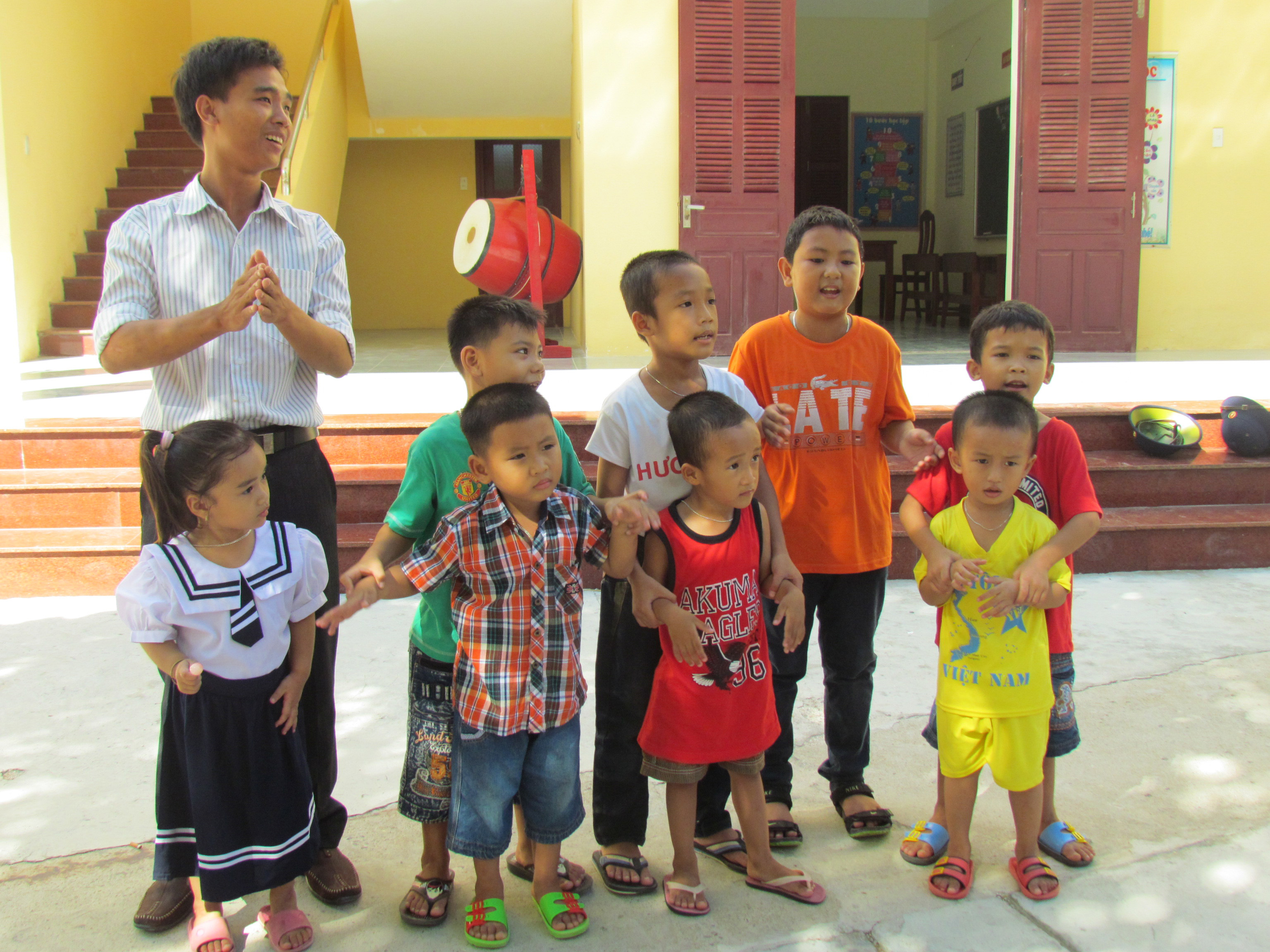 Thầy Nguyễn Ngọc Hạ v&agrave; c&aacute;c em học sinh Trường Tiểu học x&atilde; đảo Sinh Tồn
