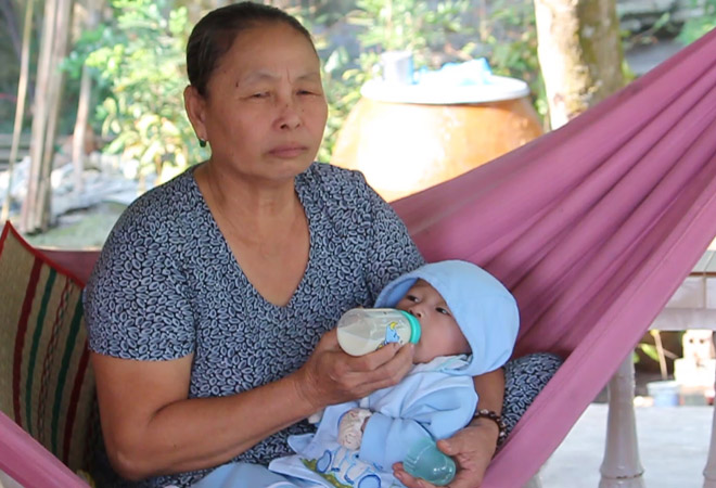 Quốc Huy hạnh phúc bên vòng tay chăm sóc của ông bà ngoại và các dì