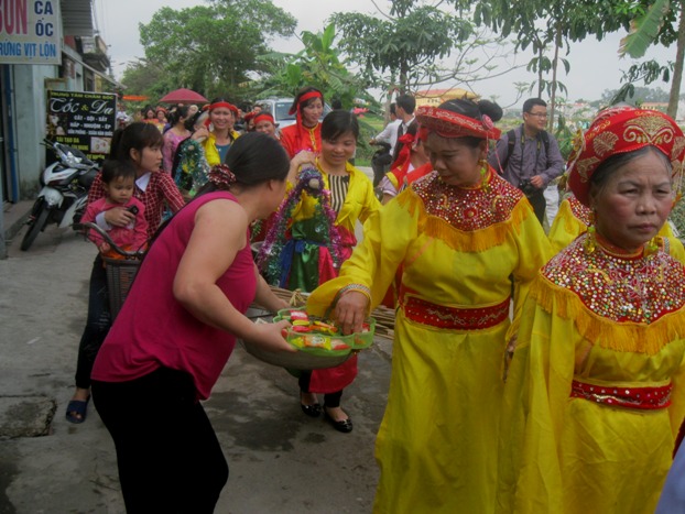 Người d&acirc;n h&ocirc;̀ hởi mang bánh kẹo ra ti&ecirc;́p đoàn rước &ocirc;ng ỉn