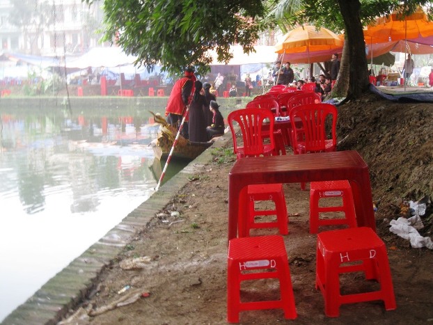 Bàn gh&ecirc;́ hàng quán l&acirc;́n chi&ecirc;́m nơi nghe quan họ của du khách