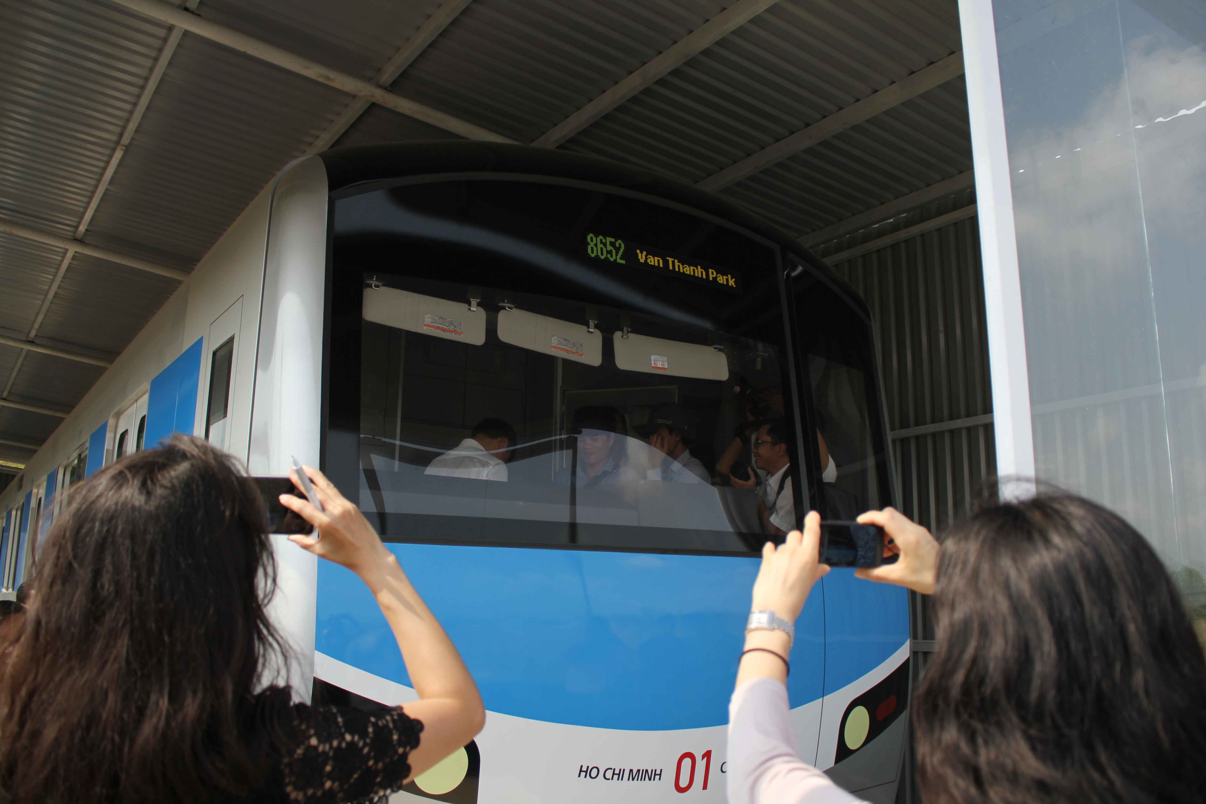 M&ocirc; h&igrave;nh đầu t&agrave;u metro tuyến số 1 (Bến Th&agrave;nh - Suối Ti&ecirc;n) với phần đầu m&aacute;y được bo tr&ograve;n về ph&iacute;a dưới, c&oacute; m&agrave;u xanh da trờ