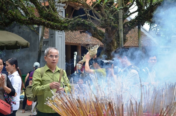 Bác Đ&ocirc;̃ H&ocirc;̀ng Thu đang kính c&acirc;̉n d&acirc;ng hương tưởng nhớ đ&ecirc;́n t&ocirc;̉ ti&ecirc;n của người Vi&ecirc;̣t