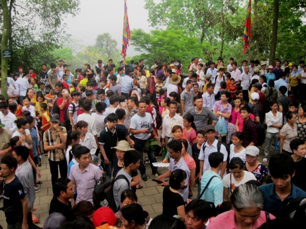 Tại khu vực đ&ecirc;̀n Thượng cũng đ&ocirc;ng kín người đ&ecirc;́n thắp hương tỏ lòng thành kính với các vua Hùng