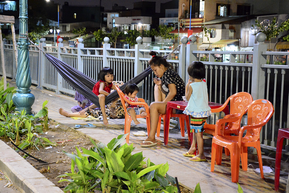 Bất chấp nguy hiểm, nhiều gia đ&igrave;nh vẫn cho c&aacute;c em nhỏ ngồi chơi b&ecirc;n bờ k&ecirc;nh.