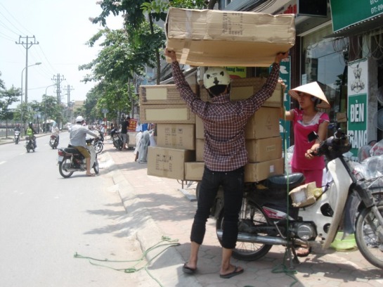 Người lao đ&ocirc;̣ng tỏ ra r&acirc;́t m&ecirc;̣t mỏi lao đ&ocirc;̣ng hàng giờ trong thời ti&ecirc;́t n&oacute;ng bức như đổ lửa th&ecirc;́ này