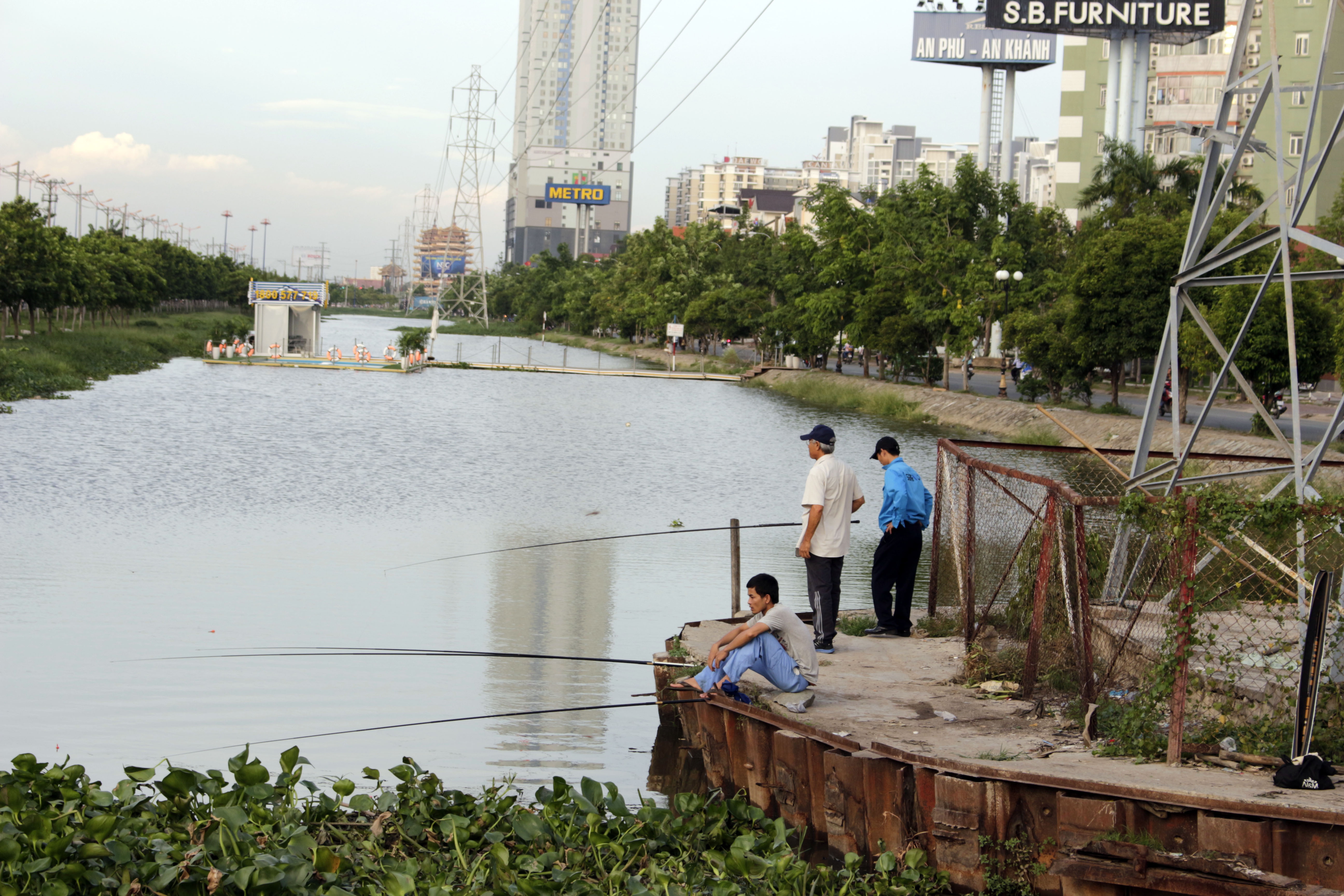 Nhiều c&acirc;u thủ c&ograve;n leo ra ngồi dưới trụ điện cao thế để c&acirc;u c&aacute;, d&ugrave; khu vực n&agrave;y đ&atilde; được r&agrave;o chắn cẩn thận.
