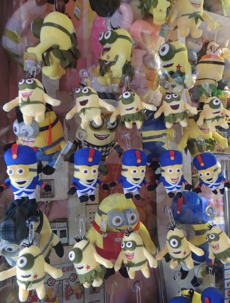 M&oacute;c kh&oacute;a Minions được b&agrave;y b&aacute;n d&agrave;y đặc trong c&aacute;c cửa h&agrave;ng lưu niệm