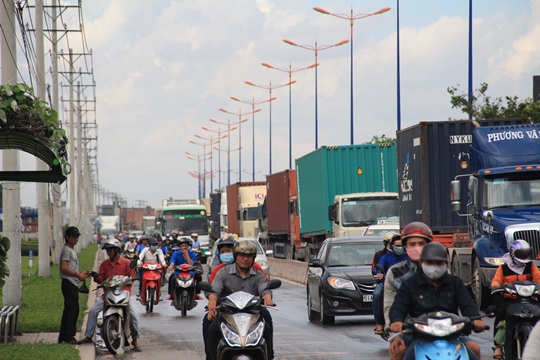 Theo ghi nhận của ph&oacute;ng vi&ecirc;n, &ugrave;n tắc k&eacute;o d&agrave;i hơn 1 km tr&ecirc;n l&agrave;n đường &ocirc; t&ocirc;, k&eacute;o d&agrave;i từ cầu vượt th&eacute;p ng&atilde; tư Thủ Đức đến gần cầu Rạch Chiếc