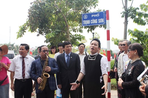 Ca sỹ Tùng Dương và nghệ sỹ Saxophone Trần Mạnh Tu&acirc;́n đã trình di&ecirc;̃n bài hát &ldquo;Nhớ mùa thu Hà N&ocirc;̣i&rdquo; của cố nhạc sỹ Trịnh C&ocirc;ng Sơn tại ngay con ph&ocirc;́ mang t&ecirc;n &ocirc;ng khi&ecirc;́n r&acirc;́t nhi&ecirc;̀u người tham gia bu&ocirc;̉i l&ecirc;̃ xúc đ&ocirc;̣ng