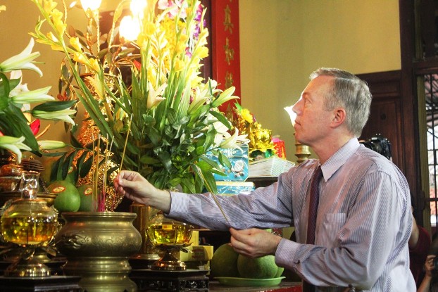 Tại đ&acirc;y, ngài Ted Osius chia sẻ: &ldquo;Gia đình chúng t&ocirc;i 3 th&ecirc;́ h&ecirc;̣ đ&ecirc;́n chùa Quán Sứ đ&ecirc;̉ làm L&ecirc;̃ Vu Lan tưởng nhớ những người đã hy sinh trong các cu&ocirc;̣c chi&ecirc;́n tranh và c&acirc;̀u chúc cho b&ocirc;́ mẹ mình mạnh khỏe, c&acirc;̀u chúc cho t&acirc;́t cả mọi người và cho hòa bình th&ecirc;́ giới&rdquo;.
