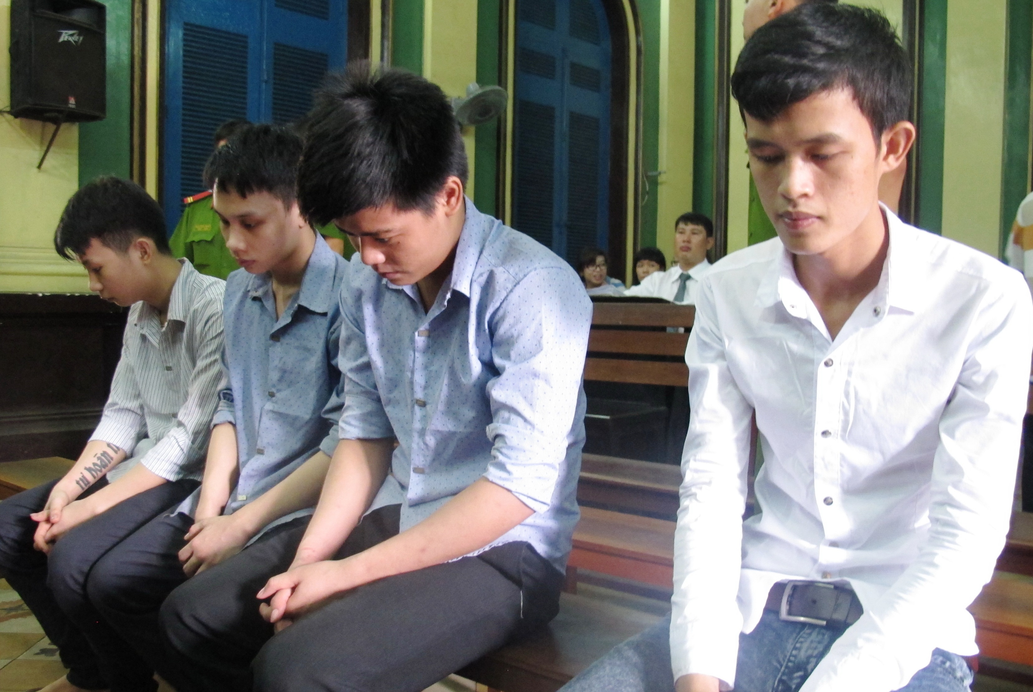 Bị c&aacute;o L&ecirc; Tấn Phi (thứ 2 từ tr&aacute;i sang) l&atilde;nh &aacute;n 17 năm t&ugrave; giam