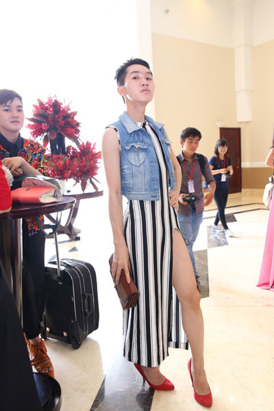 Chiếc áo dài dị hợm trong chương trình Ảnh: QUỲNH TRANG