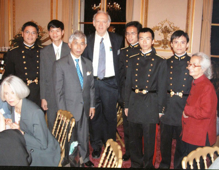 GS J. Friedman và ông bà GS Trần Thanh Vân - Lê Kim Ngọc cùng các sinh viên
Việt Nam tại ĐH Bách khoa Paris (Pháp)