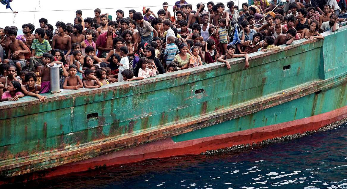 T&agrave;u chở di d&acirc;n bất hợp ph&aacute;p người Rohingya v&agrave; Bangladesh bị ph&aacute;t hiện tr&ocirc;i tự do tr&ecirc;n biển Ảnh: COCONUTS BANGKOK