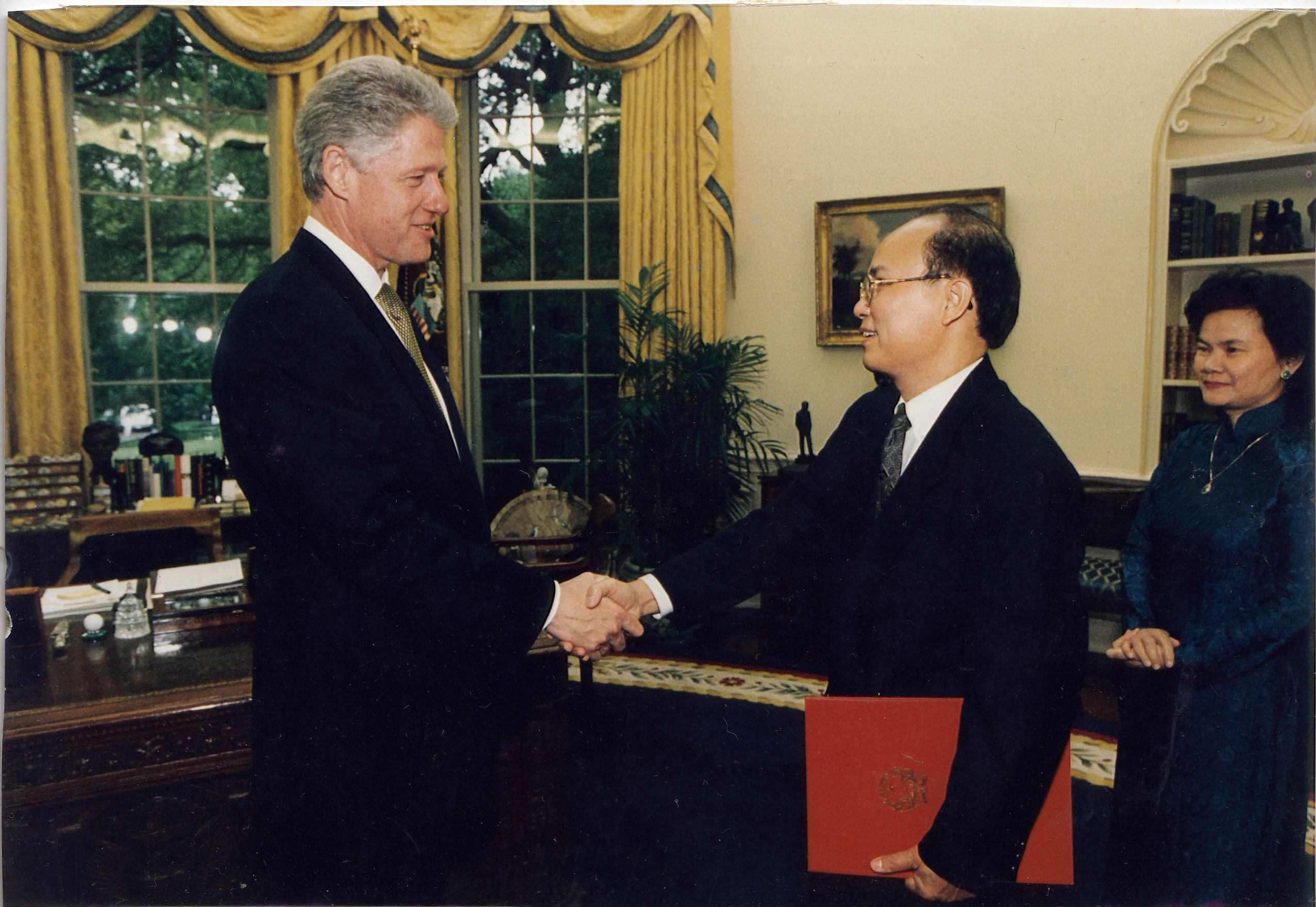 Đại sứ L&ecirc; Văn B&agrave;ng (giữa) trao Quốc thư đến Tổng thống Mỹ Bill Clinton v&agrave;o ng&agrave;y 14-5-1997, ch&iacute;nh thức trở th&agrave;nh Đại sứ Việt Nam đầu ti&ecirc;n tại Mỹ. (Ảnh do &ocirc;ng L&ecirc; Văn B&agrave;ng cung cấp)