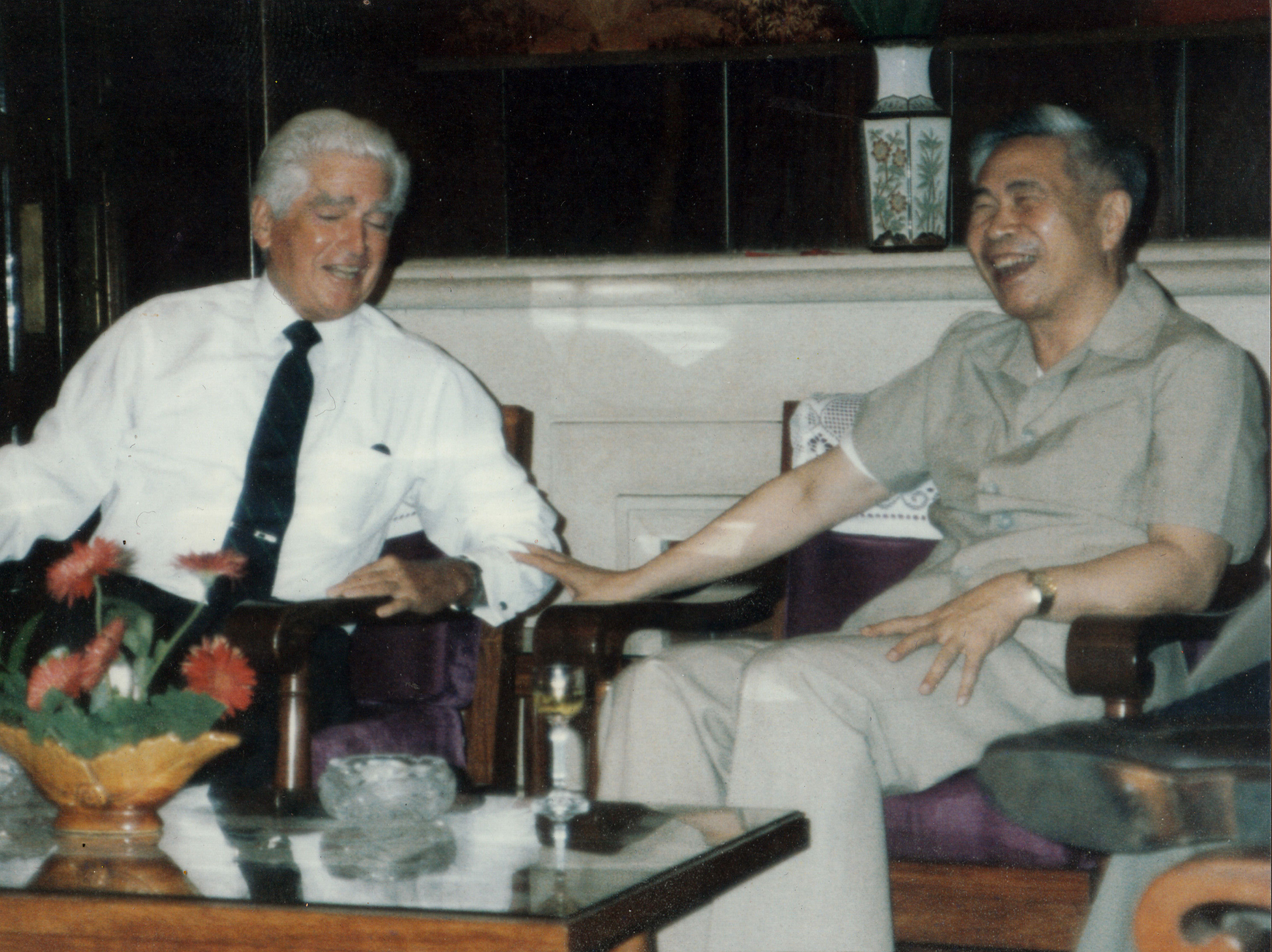 Ph&oacute; Chủ tịch Hội đồng Bộ trưởng Nguyễn Cơ Thạch v&agrave; Đại sứ William Sullivan tại H&agrave; Nội năm 1989. (Ảnh do nguy&ecirc;n Thứ trưởng Bộ Ngoại giao L&ecirc; Văn B&agrave;ng cung cấp)