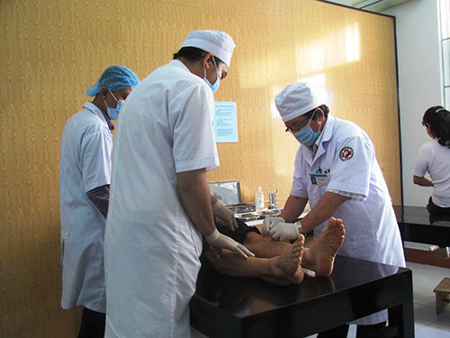B&aacute;c sĩ Th&iacute;nh trực tiếp thăm kh&aacute;m cho bệnh nh&acirc;n