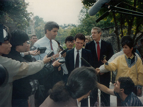 Ngoại trưởng John Kerry đến thăm Hà Nội năm 1992 (Ảnh do Đại sứ Lê Văn Bàng cung cấp)