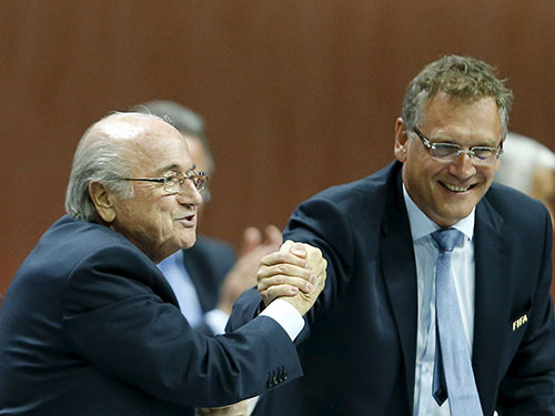 Chủ tịch FIFA S. Blatter (bên trái) và Tổng Thư ký J. Valcke, người trước đó từng bị xem là gánh tội cho Blatter trong vụ bê bối phá hợp đồng MasterCard khiến FIFA lỗ 60 triệu USDẢnh: REUTERS