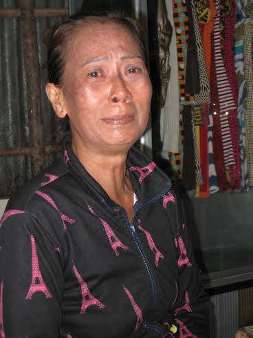 B&agrave; Thạch Thị Lợi kh&ocirc;ng cầm được nước mắt khi nghĩ đến chuyện con trai phải bỏ x&aacute;c ở biển Ảnh: DUY NH&Acirc;N