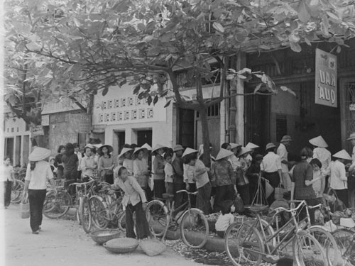 Cảnh xếp hàng trước các cửa hàng mậu dịch chờ mua nhu yếu phẩm theo chế độ tem phiếu ở TP HCM và các tỉnh ở miền Nam vào những năm cuối 1970, đầu 1980. (Ảnh tư liệu)