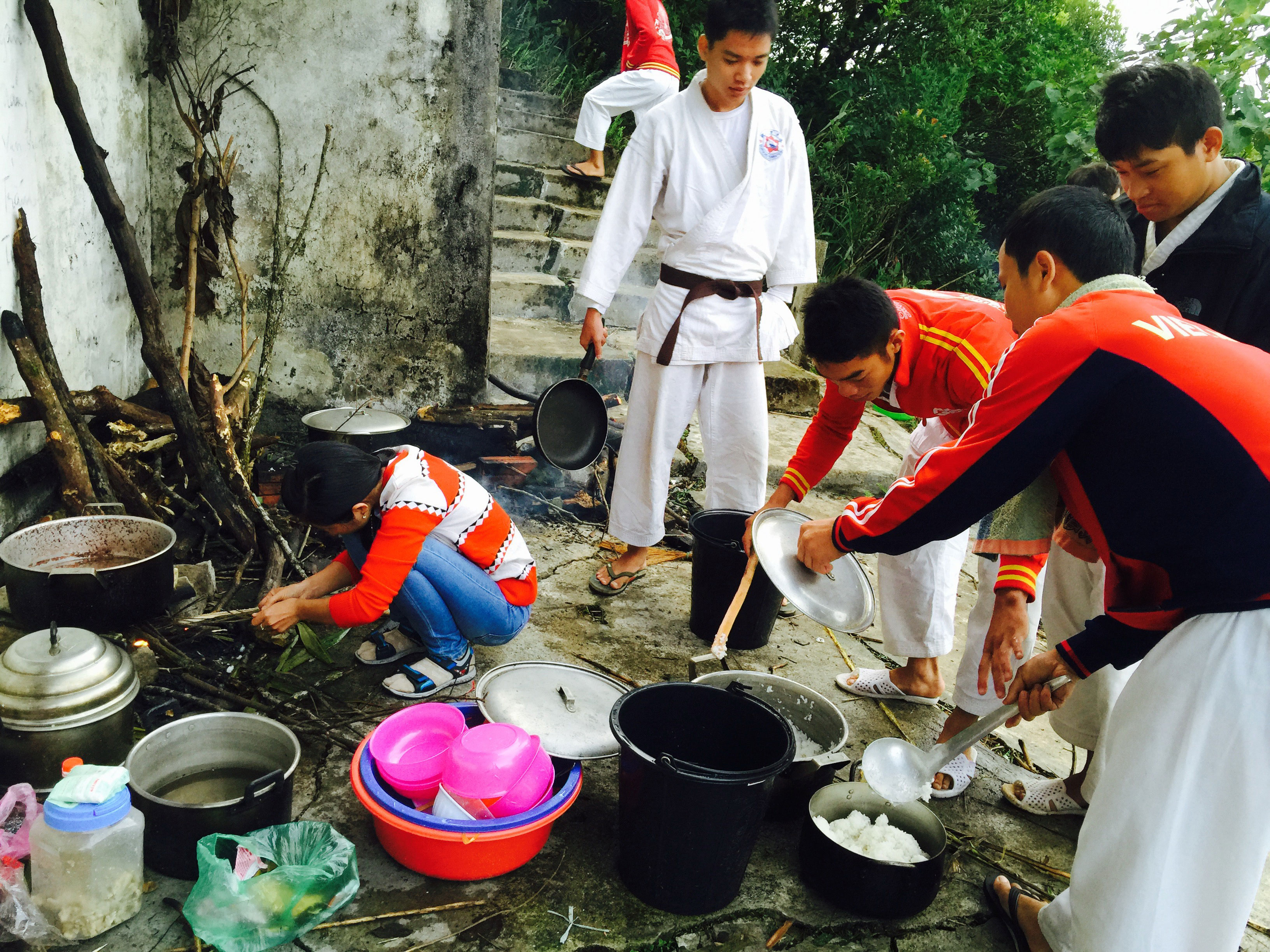 Tranh thủ chuẩn bị bữa ăn chiều trước khi mặt trời xuống núi