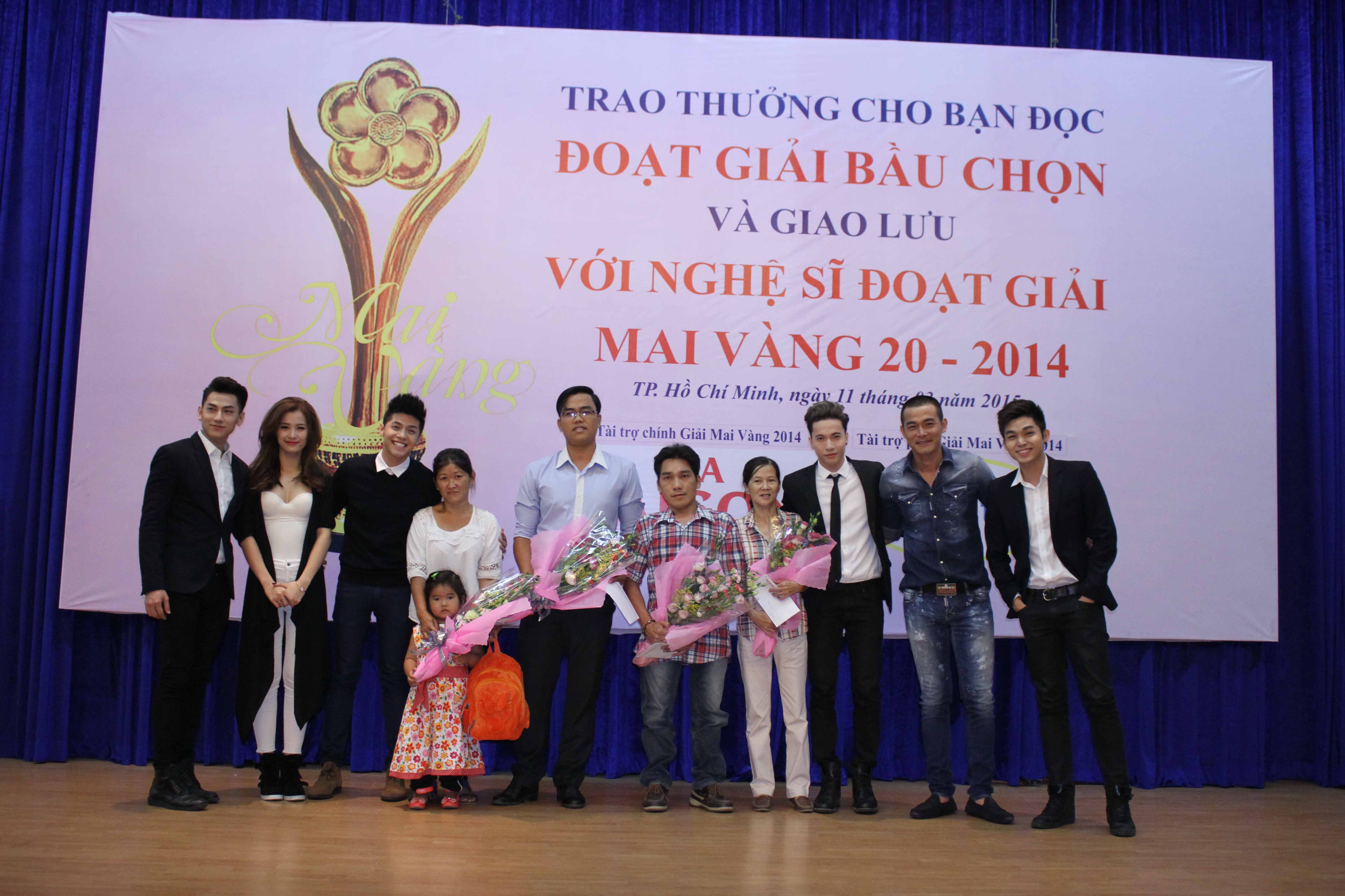 Ca sĩ Noo Phước Thịnh, ca sĩ Đ&ocirc;ng Nhi, nh&oacute;m h&aacute;t 365 v&agrave; diễn vi&ecirc;n Qu&aacute;ch Ngọc Ngoan trao thưởng v&agrave; tặng hoa cho những bạn đọc tr&uacute;ng giải  Ảnh: Ho&agrave;ng Triều