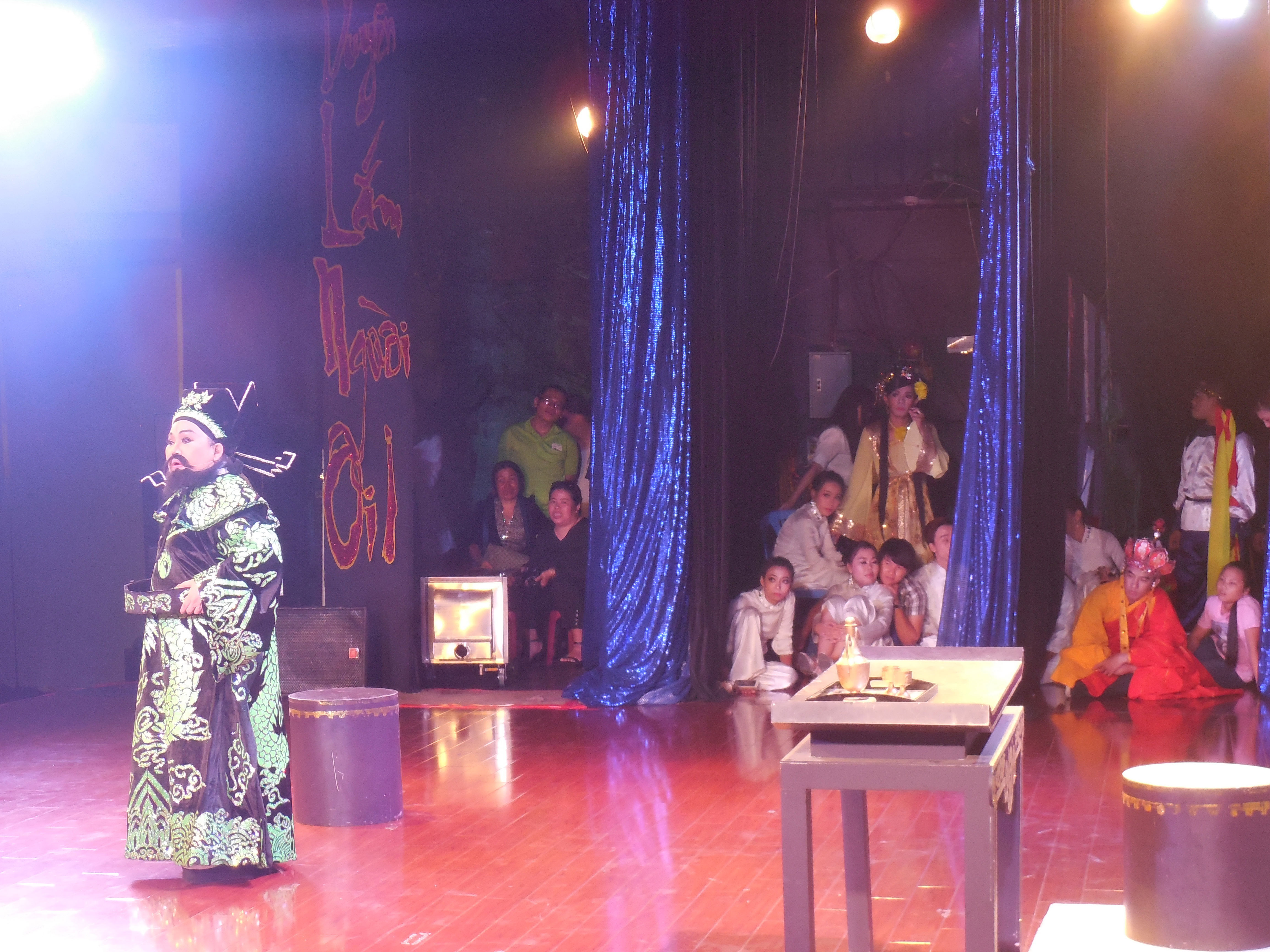 Những diễn viên trẻ ngồi bên cánh gà sân khấu xem nghệ sĩ Ngọc Giàu diễn vai Đổng Trác trong live show của bà tổ chức tại rạp
Công Nhân - một hình ảnh đáng quý của thế giới nghệ sĩ