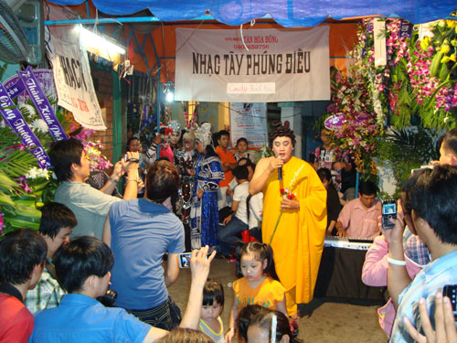 Hẩm hiu nghệ sĩ hát đám