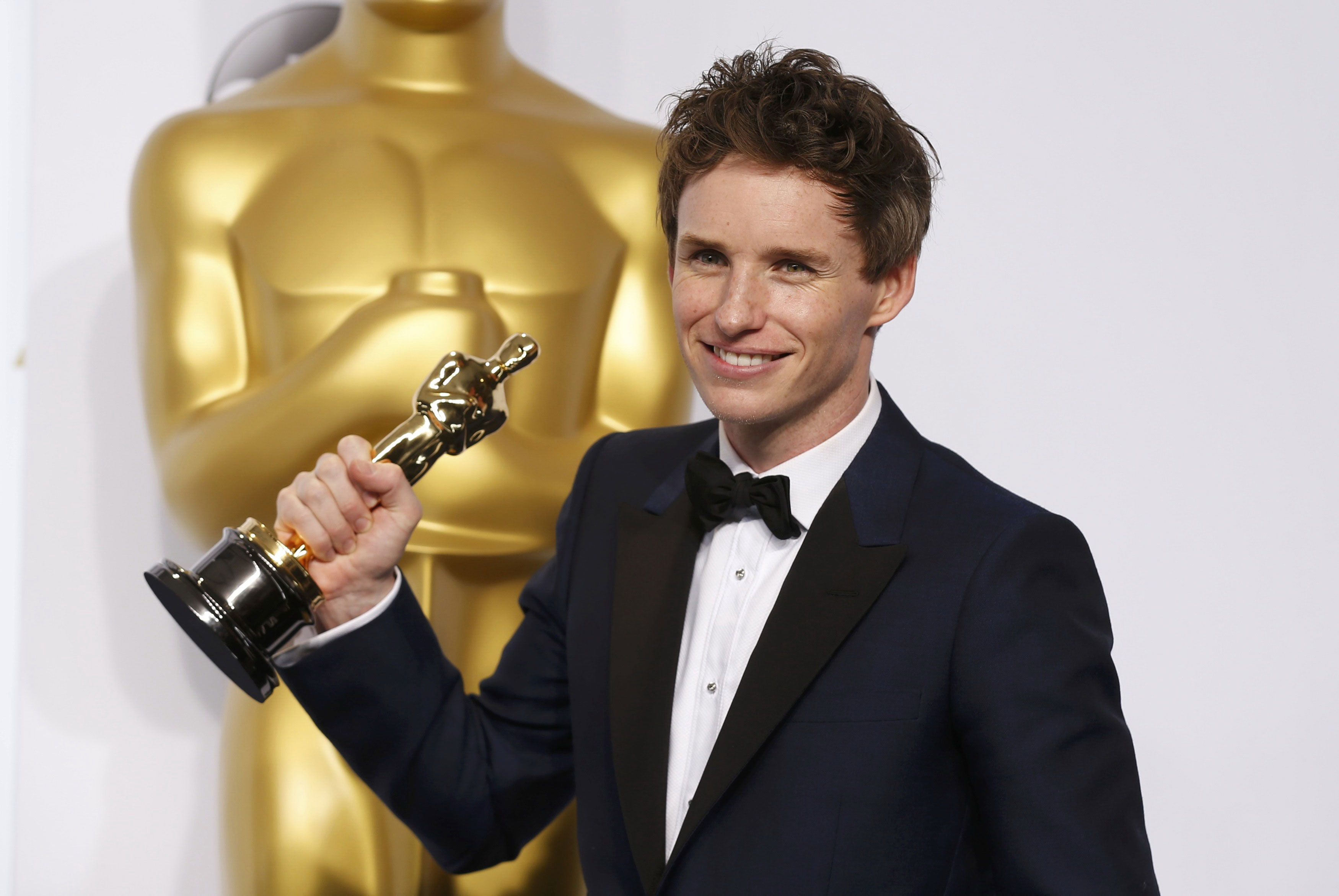 Eddie Redmayne với tượng v&agrave;ng Oscar cho Nam diễn vi&ecirc;n ch&iacute;nh xuất sắc nhất     Ảnh: REUTERS