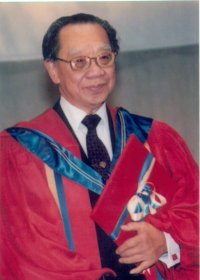 GS-TS Trần Văn Kh&ecirc; được trao bằng vinh danh Viện sĩ Th&ocirc;ng tấn Viện H&agrave;n l&acirc;m Khoa học Văn chương Nghệ thuật ch&acirc;u &Acirc;u năm 1993. (Ảnh do gia đ&igrave;nh GS-TS Trần Văn Kh&ecirc; cung cấp)