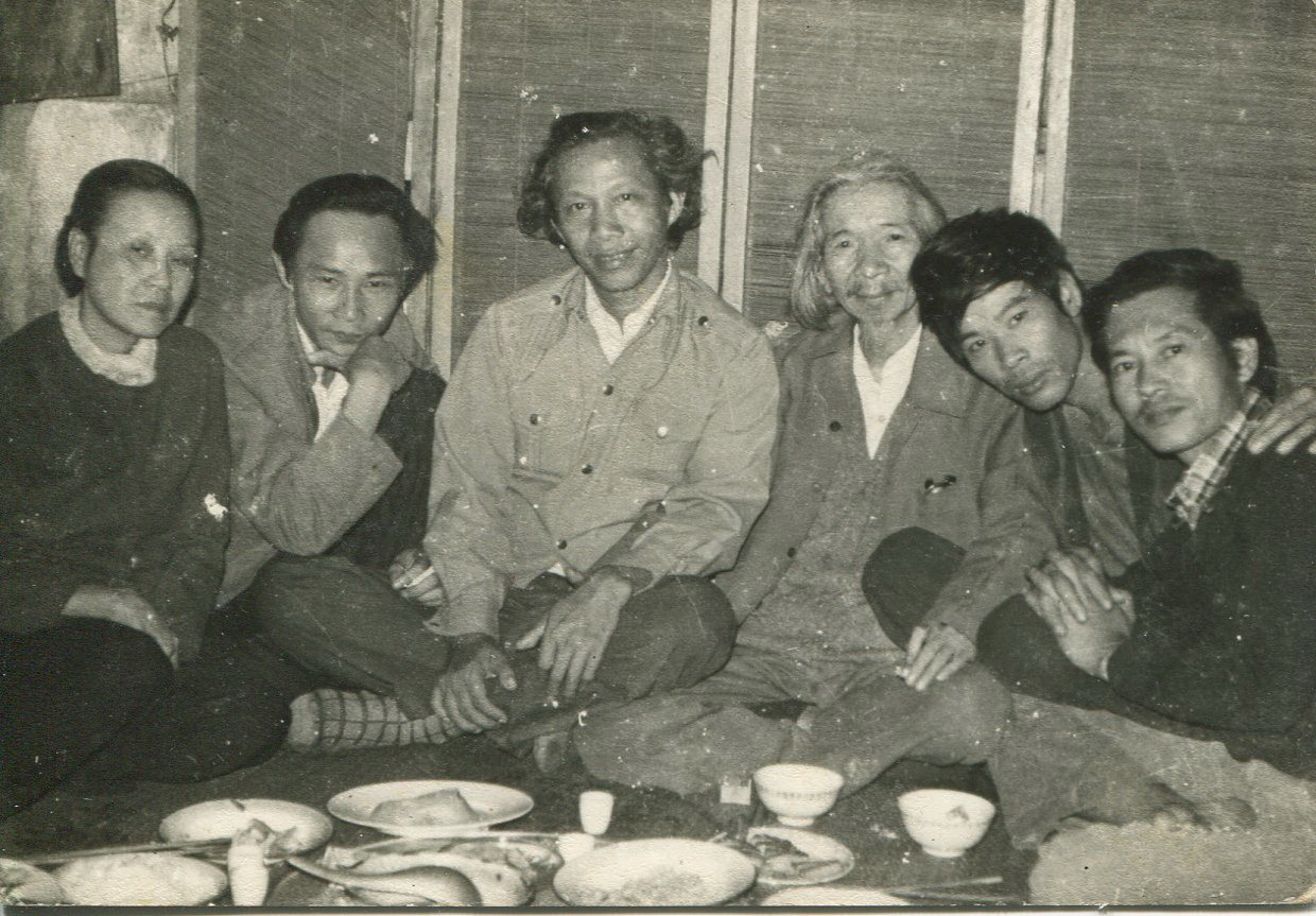 Từ trái sang phải: Bà Văn Cao - Nhà phê bình Ngô Thảo - Nhà thơ Thu Bồn - Văn Cao - Nguyễn Thụy Kha - Nhạc sĩ Nghiêm Bá Hồng - trên căn gác 60 Hàng Bông Ảnh: Hà Tường