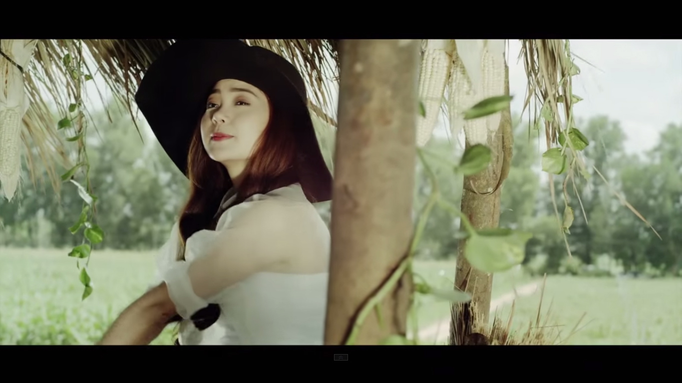 Minh Hằng trong một cảnh quay phim ngắn Giờ em đ&atilde; biết. (Ảnh cắt từ video clip)